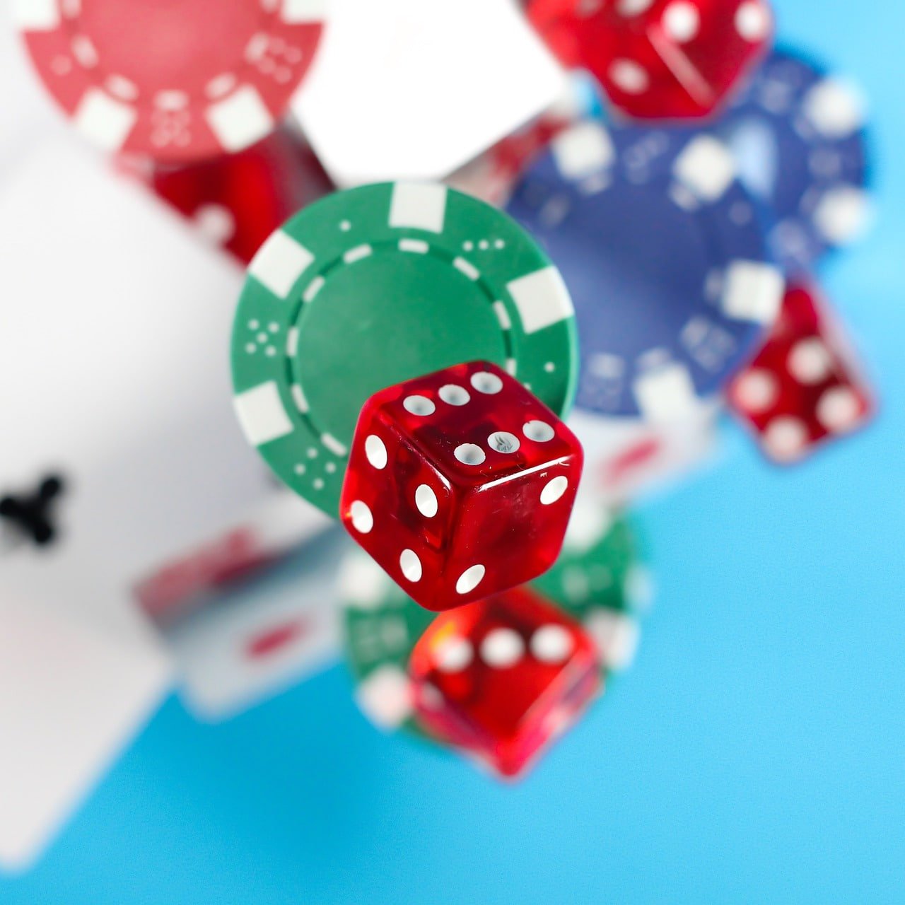 Meja Caribbean Stud Poker di platform pragmatik88 dengan dealer langsung dan tampilan kartu terbuka