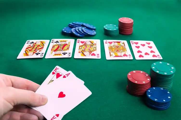 Kartu pair di tangan pemain Caribbean Stud Poker